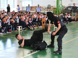 “昆明市第八中学反恐怖、反暴力安全培训演练”